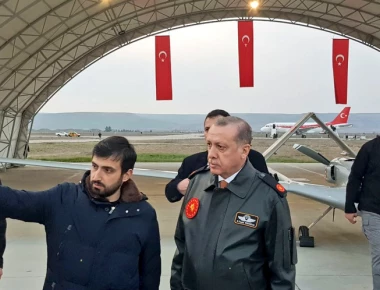 Ο Ρ.Τ.Ερντογάν φόρεσε… flying jacket και πήγε σε βάση UAV